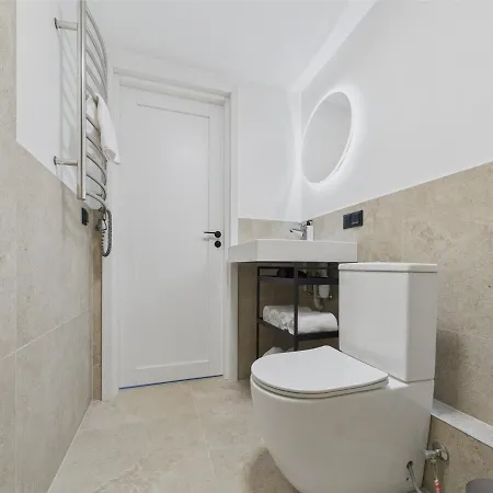 Апартаменти Airy Loft Nestled In Old Town