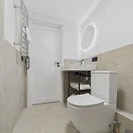 아파트 Airy Loft Nestled In Old Town